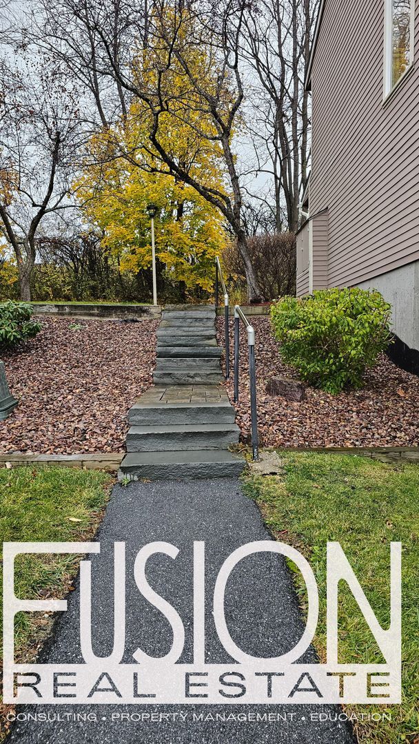 Building Photo - Bright, Spacious End-Unit Townhome in Prem...