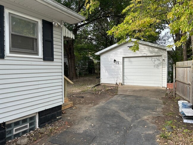 Building Photo - 1107 E Seneca Pl