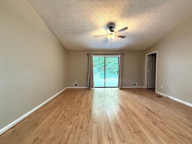 Foto del edificio - 3 Bedroom Townhome located walking distance to Downtown Woodstock!