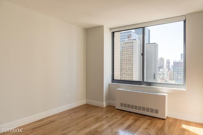 Building Photo - 33 W 48th St