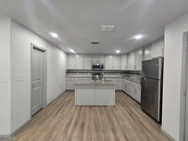 Foto del edificio - Beautiful 3 Bedroom, 2 Bath, 2 Car Garage Home with Modern Finishes