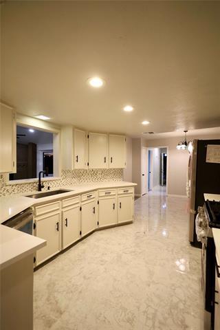 Foto del edificio - 905 Pine Tree Ln