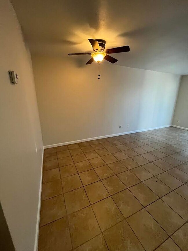 Building Photo - Charming ground level unit in Phoenix!!