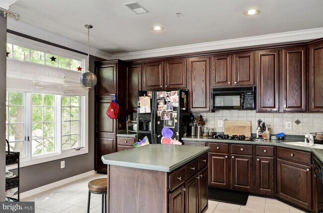 Foto del edificio - 4908 Waple Ln