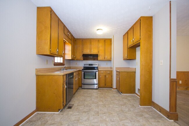 Building Photo - Reduced! Move-In Ready Loganville Home