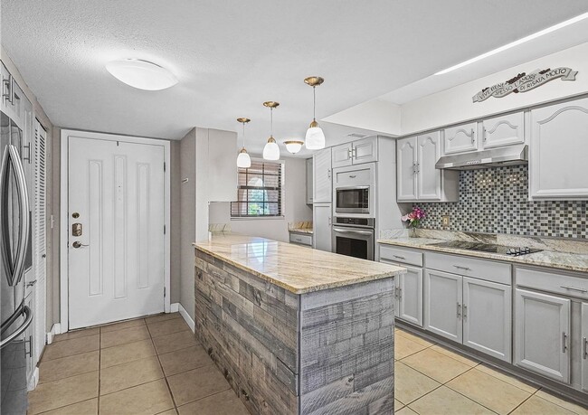 Building Photo - Bright Furnished End-Unit Condo Overlooking the Pond