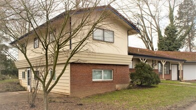 Building Photo - 1300 NE 88th St