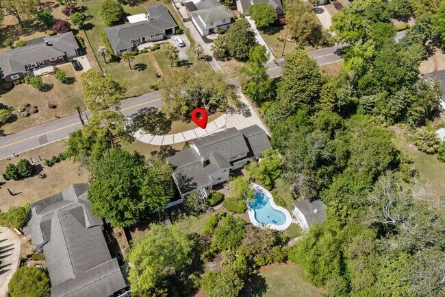 Foto del edificio - 5704 Woodside Ave