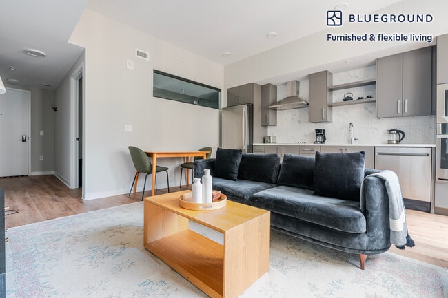 Foto del edificio - 3275 Washington Blvd