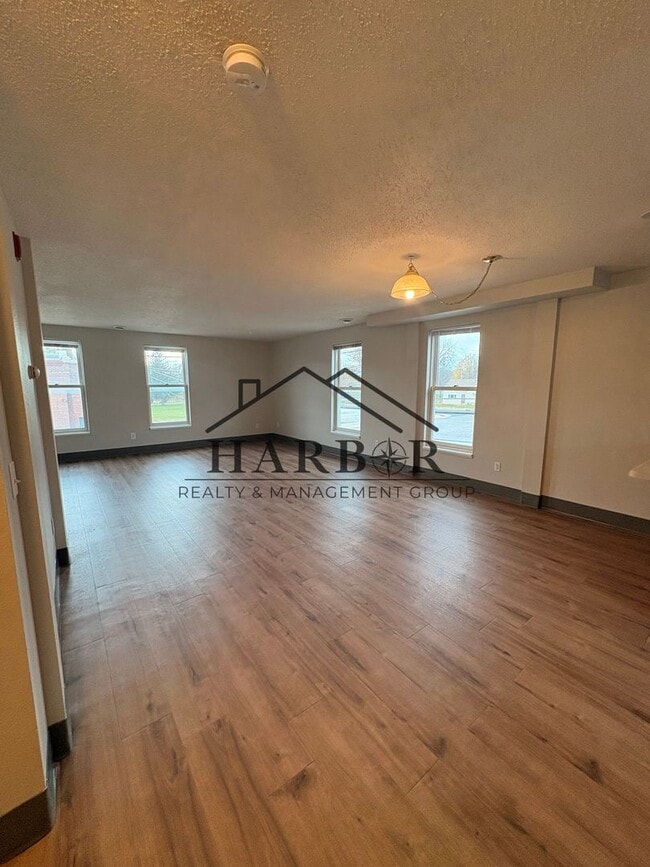 Building Photo - 146 S Broadway Ave