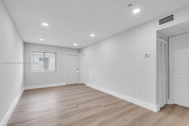 Foto del edificio - 560 NE 63rd St