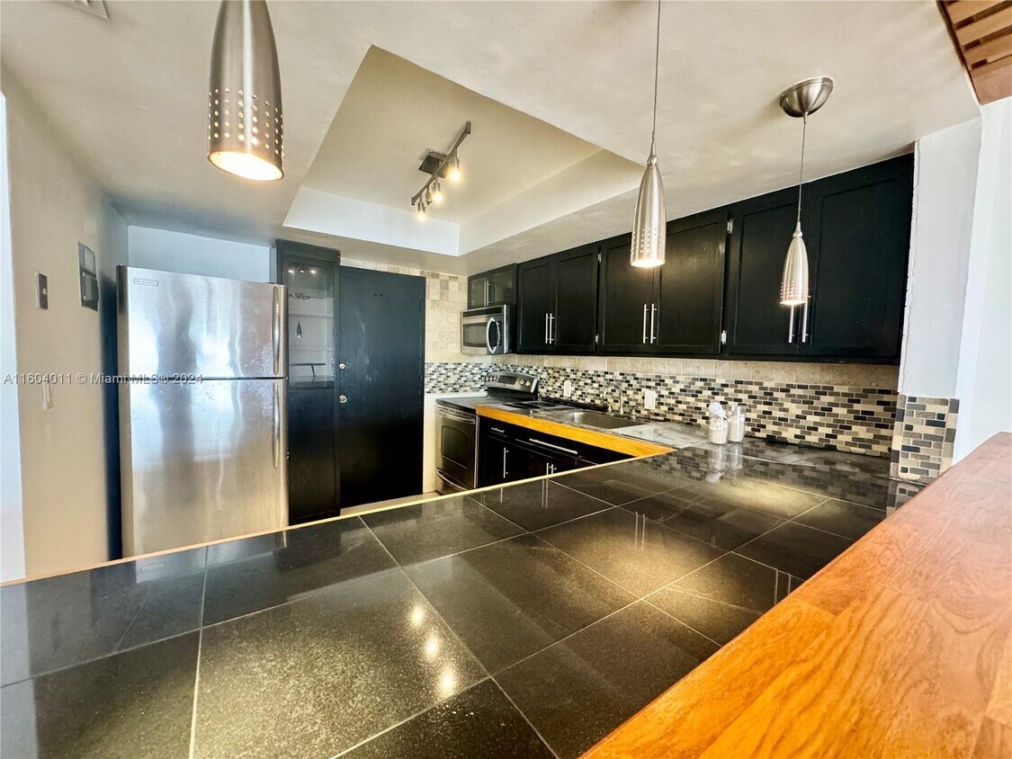 Foto principal - 1400 NE 169th St