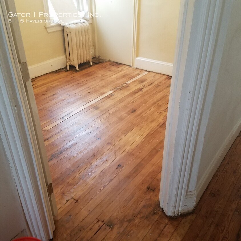 Building Photo - Large 5 Bedroom House FOR RENT