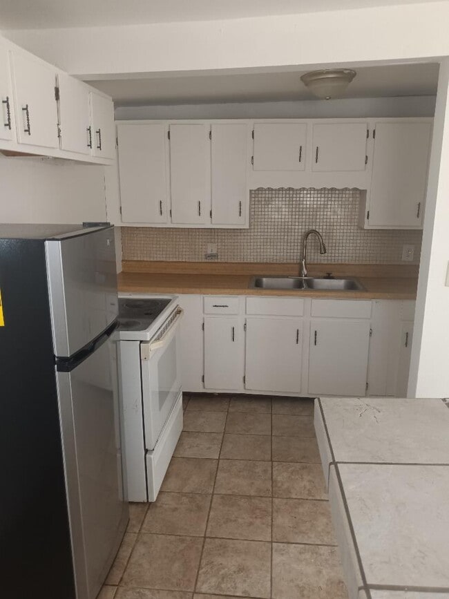 Cocina - 11308 E Aaron Ln