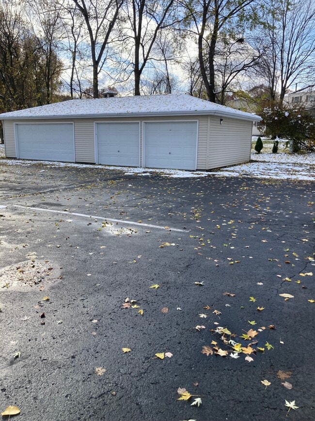 Building Photo - 1436 North Rd SE