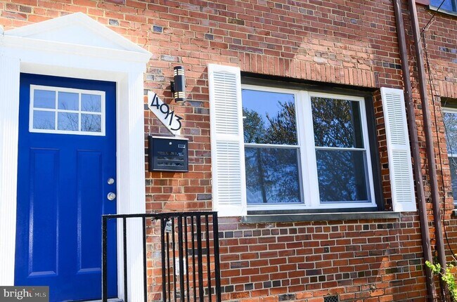 Building Photo - 4913 Just St NE