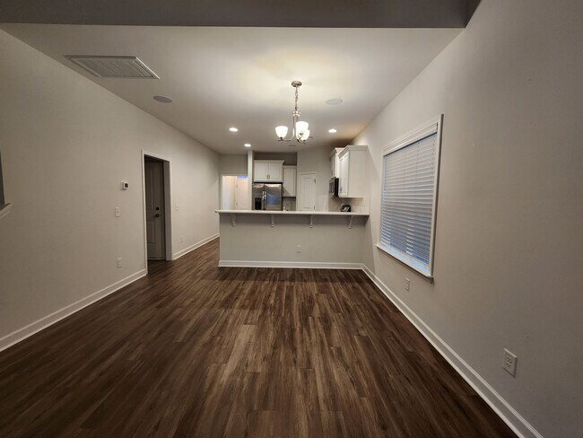Building Photo - Spacious 4bed/2.5 bath in the Community of...