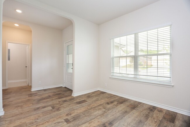 Building Photo - 5 bedroom house 10 miles from Lackland AFB