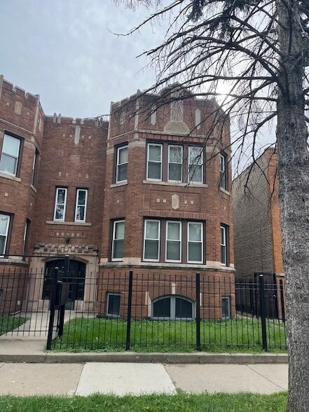 Building Photo - 6615 S Sacramento Ave