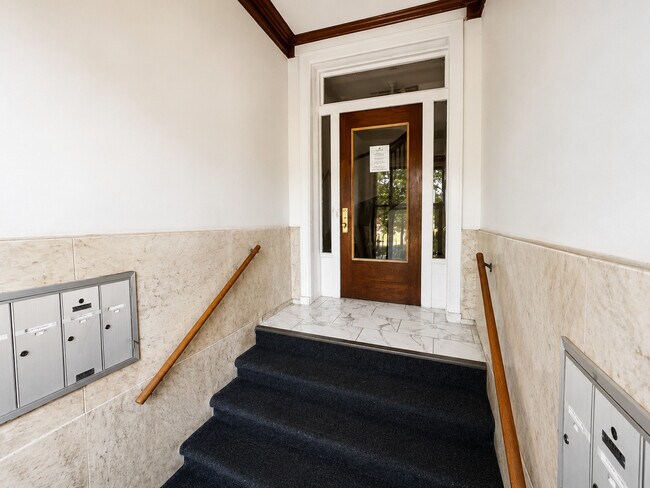 Foto del edificio - 6110 S Ingleside Ave