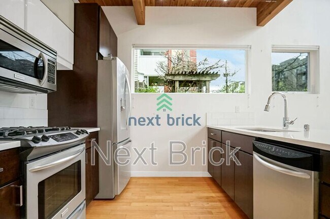 Building Photo - 403 11th Ave