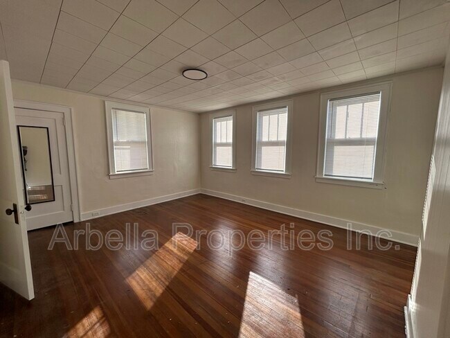 Building Photo - 610 E Unaka Ave