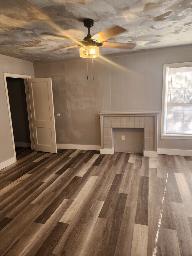 Foto del edificio - 2402 E Randolph Ave