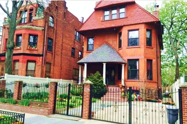 Building Photo - 979 Park Plz
