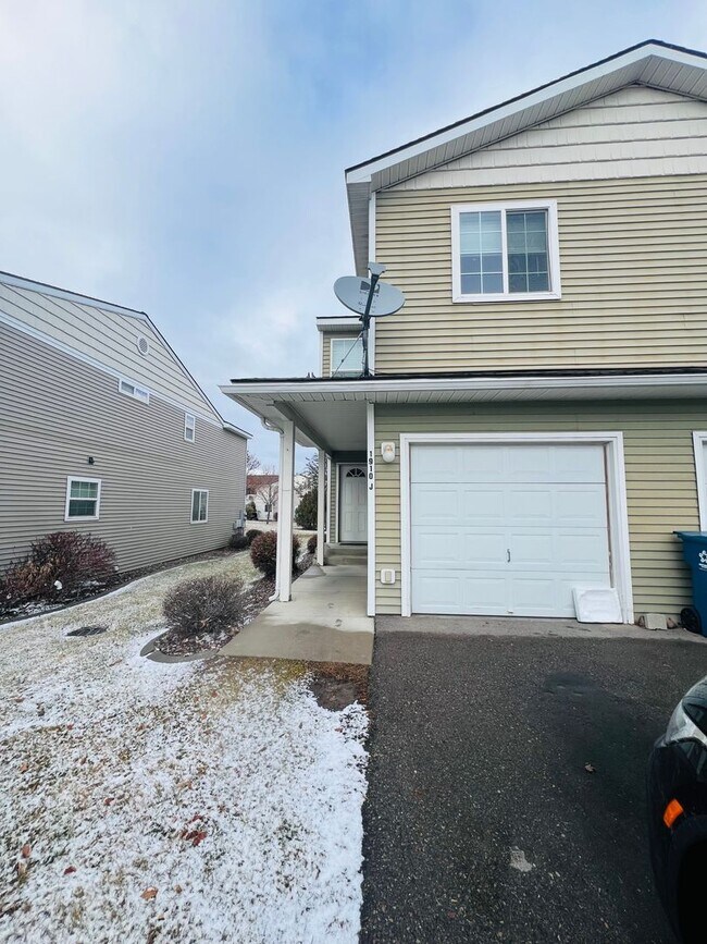 Building Photo - Amazing 3 Bed 2.5 Bath - Townhouse
