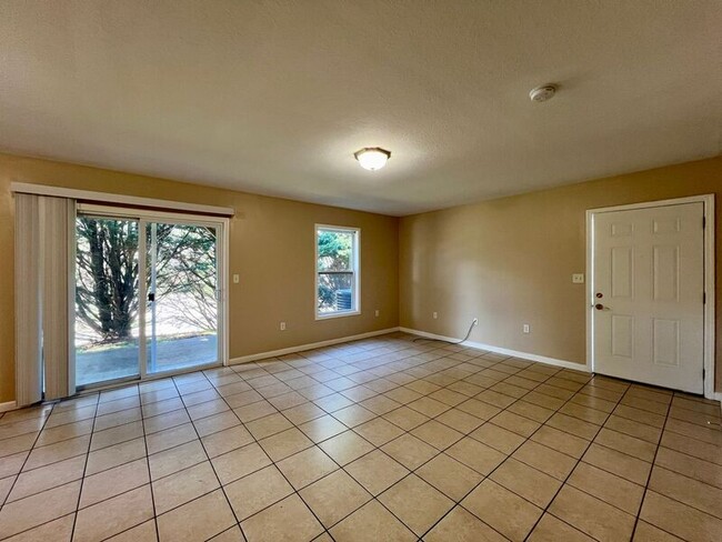 Building Photo - 2 Zell Ln