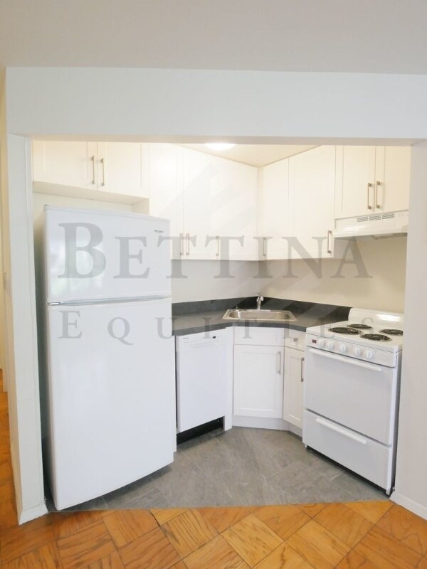 Building Photo - 321 E 9th St