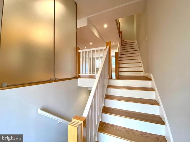 Building Photo - 3873 Chain Bridge Rd