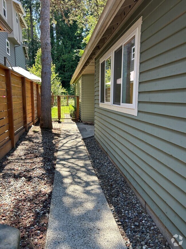 Building Photo - 285 SE Croston Ln