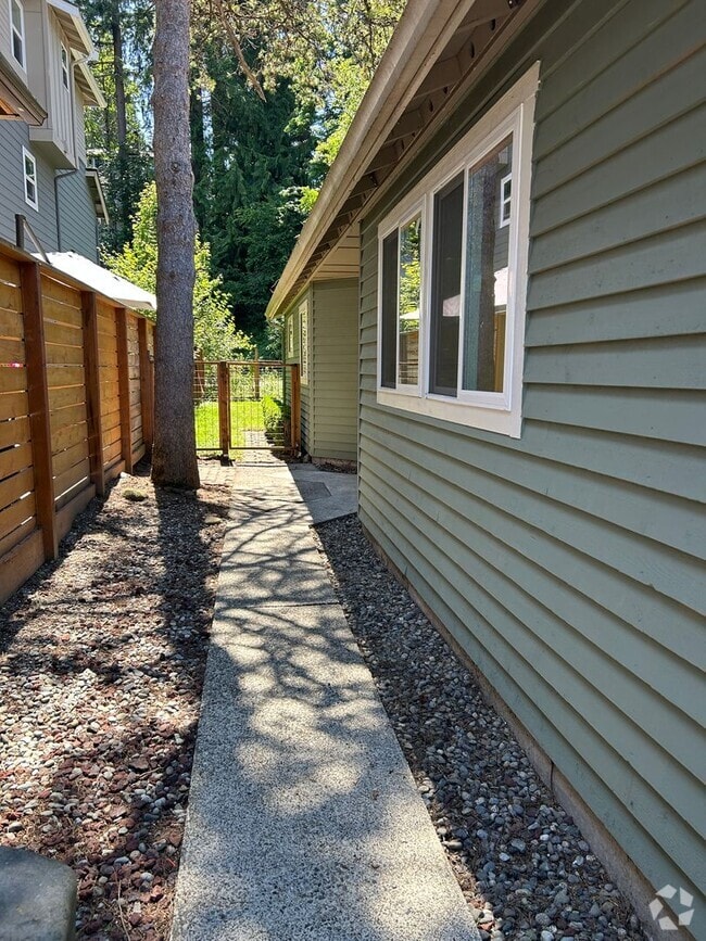 Building Photo - 285 SE Croston Ln