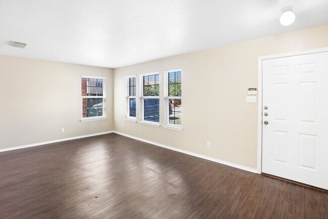 Foto del edificio - 4 Bedroom/2.5 Bath Woodcrest Subdivision