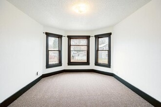 Building Photo - 218 1/2 W 7th St