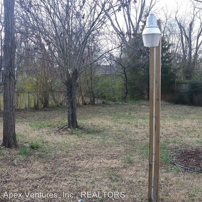 Building Photo - 217 Oak Dr