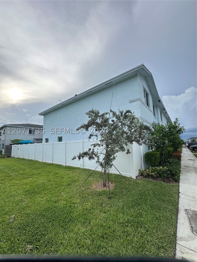 Foto del edificio - 384 NW 11th St