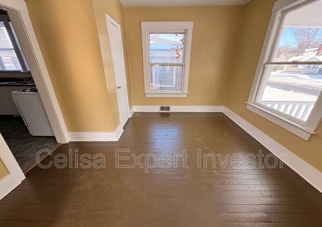 Building Photo - 3420 Plaza Dr