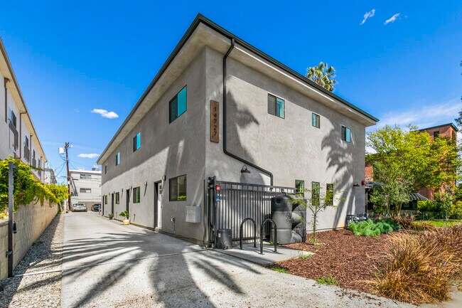 Foto del edificio - 14727 Friar St