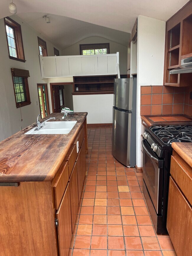 Building Photo - 80 Corona Way