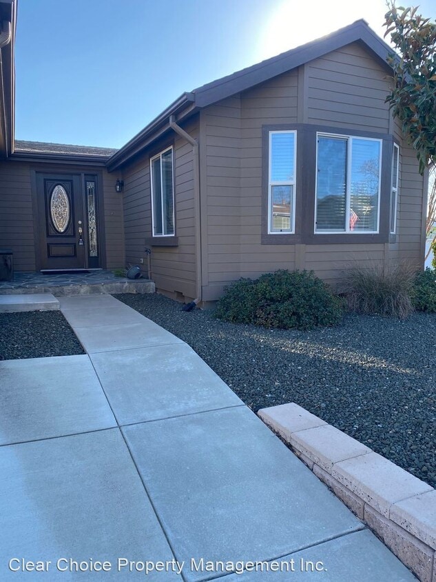 Primary Photo - 3 br, 2 bath House - 2 Blue Jay