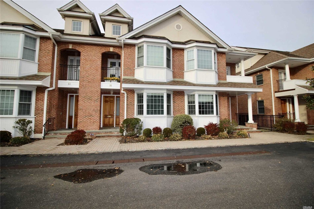 14 Portico Ct, Great Neck, NY 11021 Townhome Rentals in Great Neck NY