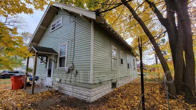 Building Photo - 201 Searles Ave