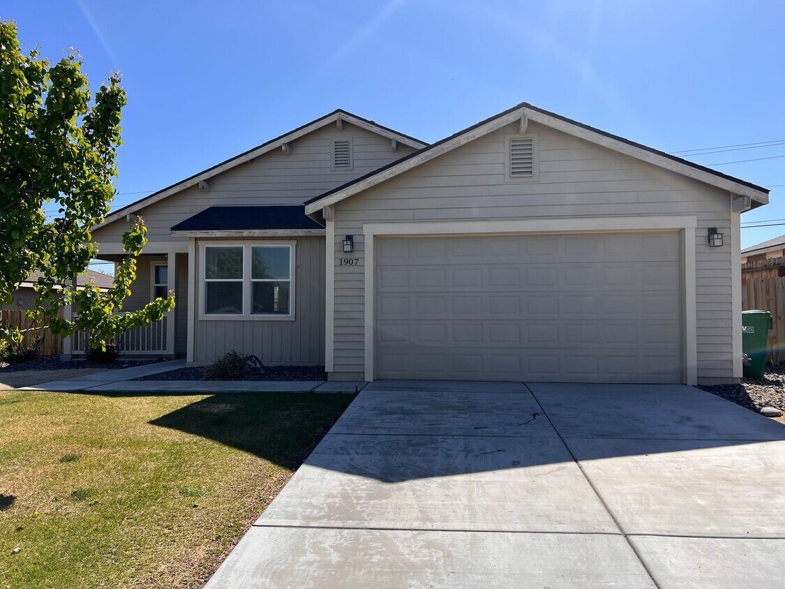 Foto principal - Large 4 bedroom home located in Green Vall...