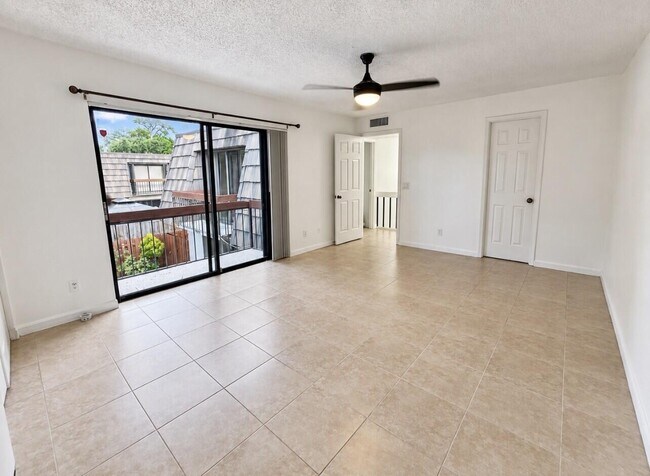 Foto del edificio - 4039 Palm Bay Cir