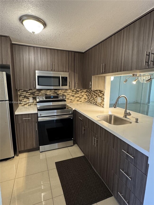 Building Photo - 1025 Country Club Dr