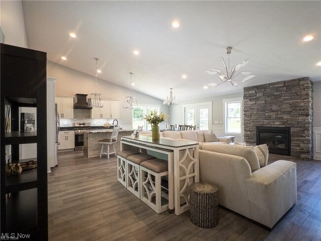 Building Photo - 991 Pin Oaks Dr