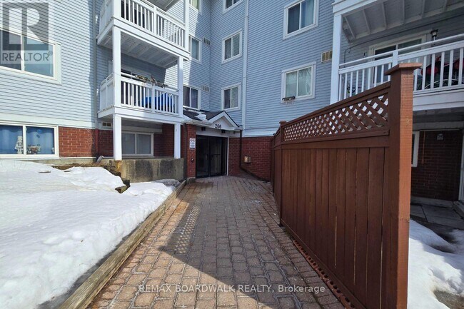 Photo du bâtiment - 266 Lorry Greenberg Dr