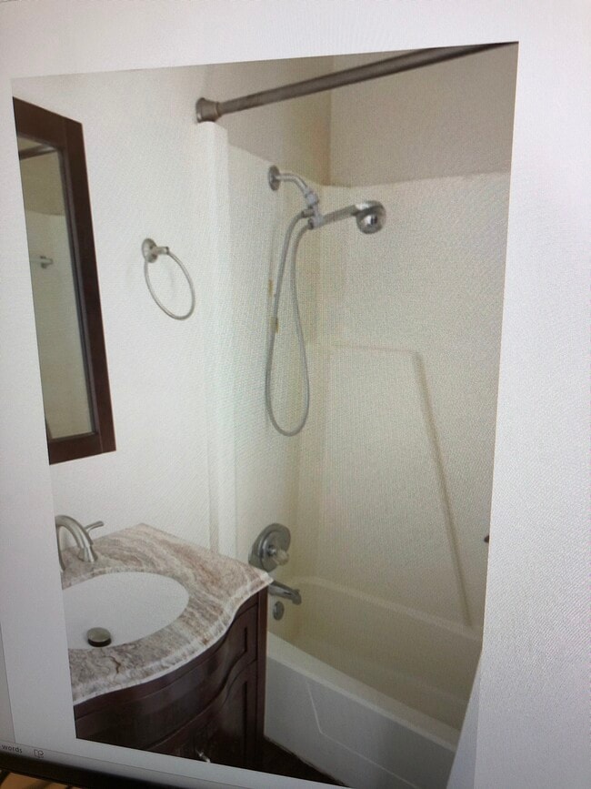 Building Photo - 2102 Hinkle Ave